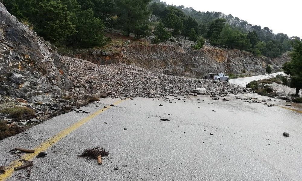 Χανιά: Επικίνδυνος βράχος σε επαρχιακό δρόμο της Κρήτης